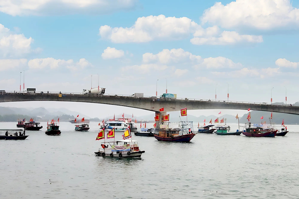 Getting to Cua Ong Temple is relatively straightforward, whether you’re coming from Ha Long Bay or Hanoi